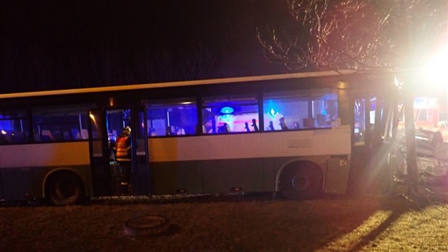 U nehody, při které se po střetu auta s autobusem zabil jednadvacetiletý řidič, museli zasahovat také hasiči.