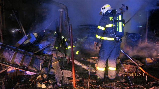 Hasiči museli ve středu večer hasit požár garáže se skladištěm v obci Široká Niva na Bruntálsku.