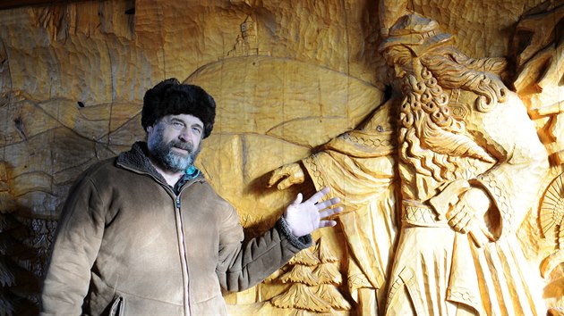 Řezbář Jiří Halouzka ve své galerii, kterou tvoří výhradně jen sochy, které sám udělal.