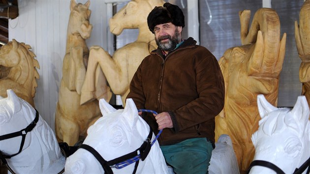 ezb Ji Halouzka ve sv galerii, kterou tvo vhradn jen sochy, kter sm udlal.