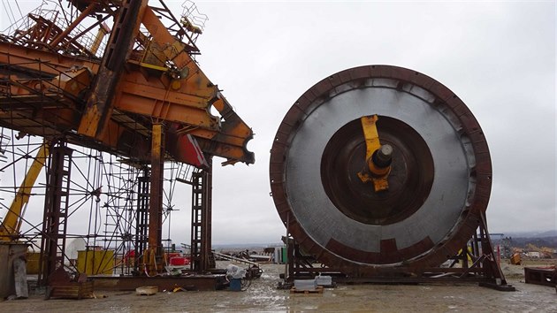 Gigantické rozměry těžebního velkostroje KU 800 ilustruje například koleso rypadla, která má průměr 12,6 metru (snímek před generální opravou).