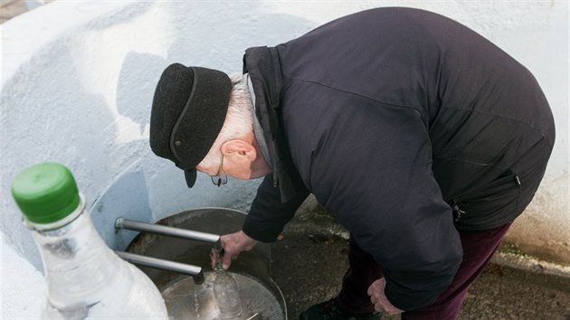 Jeden z návštěvníků lázní Skalka na Prostějovsku si nabírá léčivou vodu z pramene Svatopluk.