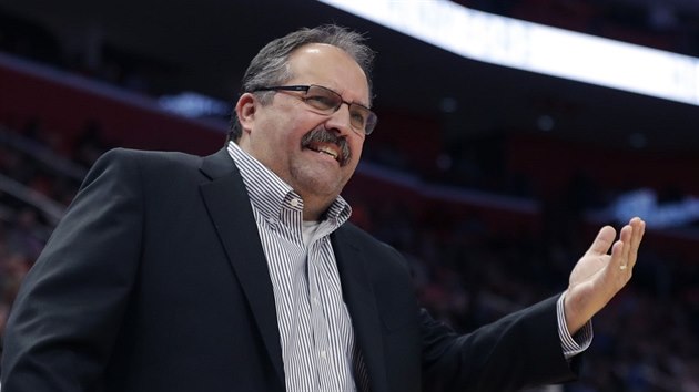 Detroitsk trenr Stan Van Gundy se roziluje.