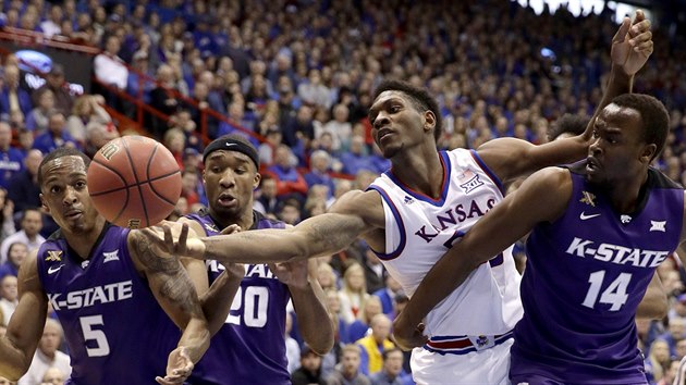 Kansas' Silvio De Sousa reaches for a loose ball with Kansas State's Barry Brown (5), Xavier Sneed (20) and Makol Mawien (14)