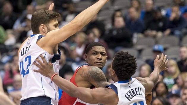 Maxi Kleber (vlevo) a Yogi Ferrell z Dallasu brn Brada Beala z Washingtonu.