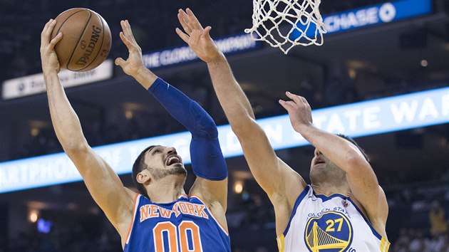 Enes Kanter (vlevo) z New Yorku zakonuje pes Zazu Pauliju z Golden State.