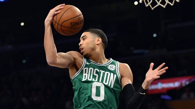 Jayson Tatum z Bostonu na doskoku