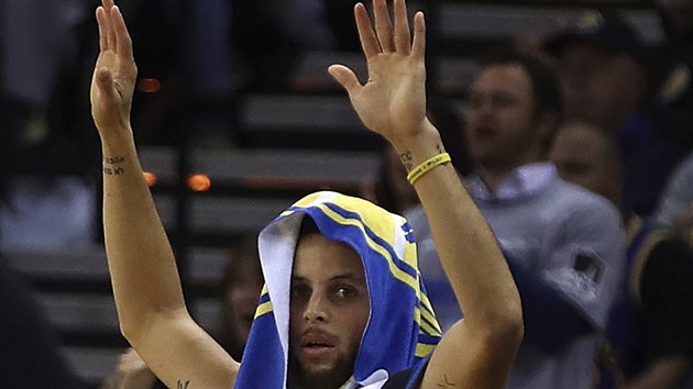 Stephen Curry z Golden State oslavuje trefu svho spoluhre,