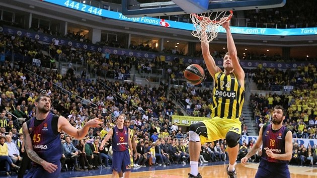 Jan Vesel z Fenerbahce zasmeoval do koe Barcelony, sleduj ho Adrien Moerman (vlevo) a Pierre Oriola.