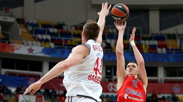 Semjon Antonov (vpravo) z CSKA Moskva st��l� na ko� Bambergu p�es Leona Rado�evi�e.