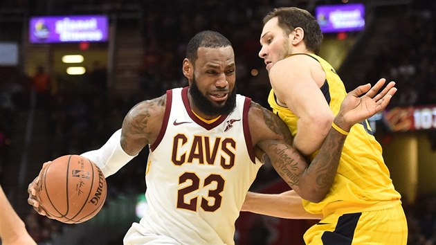 LeBron James (vlevo) z Clevelandu se tla pes Bojana Bogdanovie z Indiany.