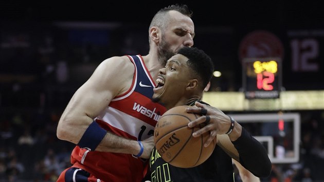 Marcin Gortat (vlevo) z Washingtonu brzd Kenta Bazemorea z Atlanty.