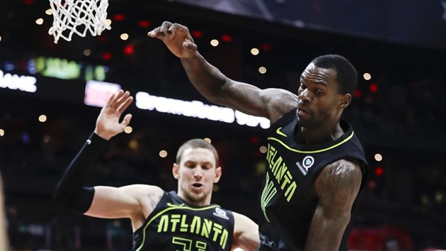 Mike Muscala (vlevo) a Dewayne Dedmon z Atlanty brn Iana Mahinmiho z Washingtonu.