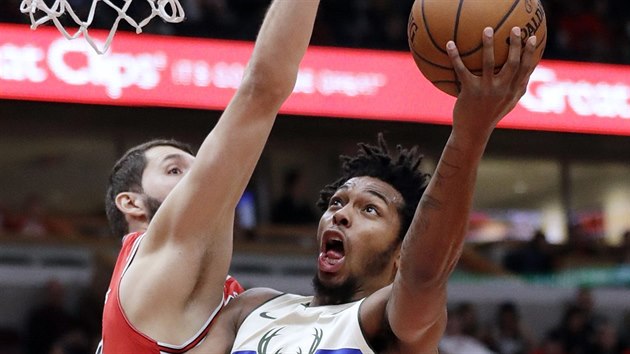 Sterling Brown (vpravo) z Milwaukee zakonuje pes Nikolu Mirotie z Chicaga.