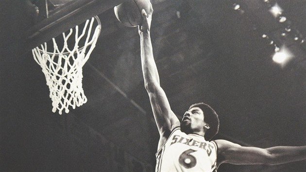 Smeujc Julius Erving v dresu Philadelphia 76ers s slem 6 na fotce z pedn strany autobiografie Dr. J