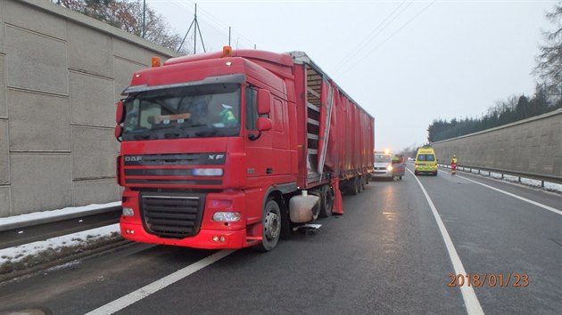 Nehoda kamionu a dvou osobnch voz na obchvatu esk Skalice (23.1.2018).