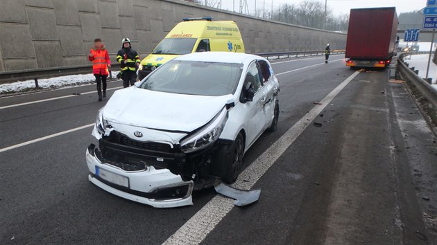 Nehoda kamionu a dvou osobnch voz na obchvatu esk Skalice (23.1.2018).