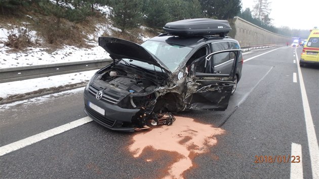 Nehoda kamionu a dvou osobnch voz na obchvatu esk Skalice (23.1.2018).