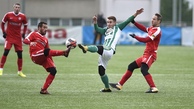 Dominik Maek z Bohemians (v zelenm) mezi dvma brnnskmi protihri ve finle Tipsport ligy - vlevo je Rafael Acosta, vpravo pak Jan Polk.