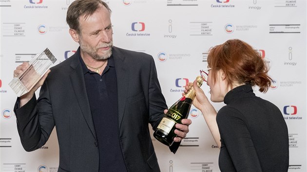 Karel Roden si z vyhlášení Cen české filmové kritiky odnesl sošku za herecký výkon roku (27. ledna 2018).