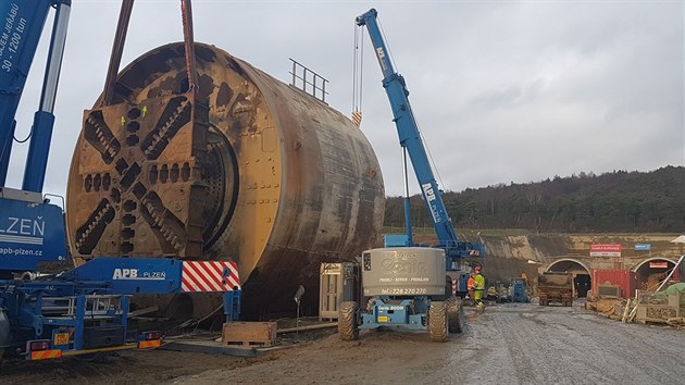 Razicí štít Viktorie, který se prokousával zeminou u Plzně pro stavbu železničního tunelu, se rozebírá. (19. 1. 2018)
