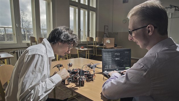 Studenti Masarykova gymnzia Plze Ondej Brychta (vlevo) a Milan Malina sestavili estinohho robota. (25. 1. 2018)