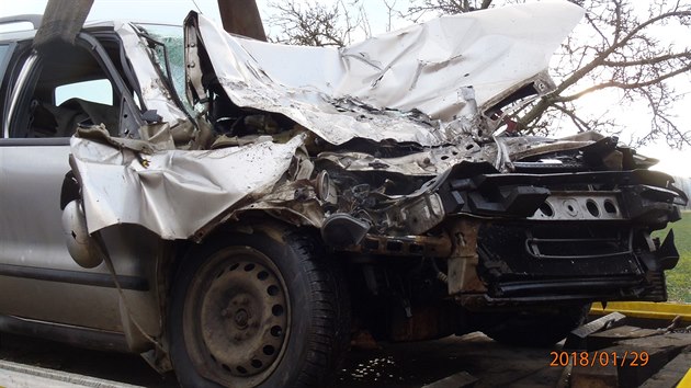 Na Klatovsku zemřel sedmatřicetiletý řidič osobního vozidla. Nejprve narazil do traktoru a pak do protijedoucího nákladního auta.
