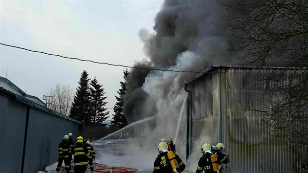 Hasi�i zasahuj� v Ti�nov�, ho�� tam skladovac� hala.