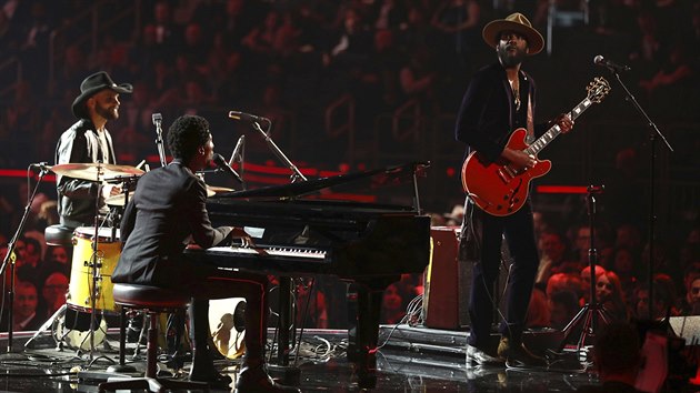 Jon Batiste u klavru a Gary Clark Jr. s kytarou pinesli na Grammy rokenrol v podob psn Aint That a Shame a Maybellene.
