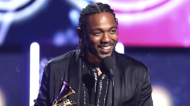 Kendrick Lamar s cenou Grammy pro nejlepší rapové album v newyorské Madison Square Garden (28. ledna 2018)