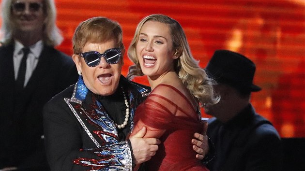 Elton John a Miley Cyrusov na edestch Grammy v newyorsk Madison Square Garden (28. ledna 2018)