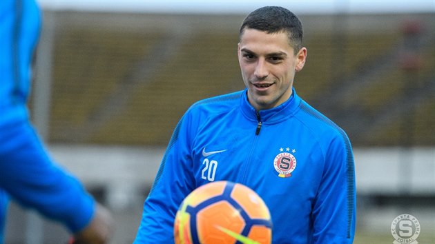 Nicolae Stanciu poprv trnoval se sparanskmi fotbalisty.