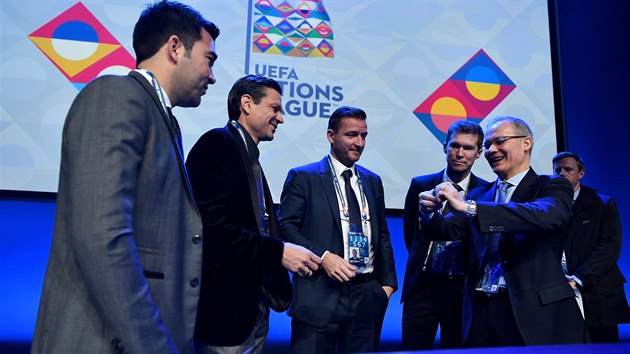 PED LOSEM. editel sout UEFA Giorgio Marchetti ukazuje fotbalovm osobnostem, jak otevt mek se jmny nrodnch tm. Pihlej (zleva): Deco, Jari Litmanen, Vladimr micer a Aleksandr Hleb.