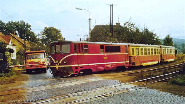 Lokomotiva T47 s vagony ady Balm/ú odjídí z nádraí Frýdlant do Hemanic