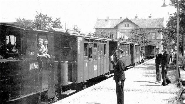 Osobní vlak s lokomotivou U37.009 ve stanici Frýdlant v Čechách