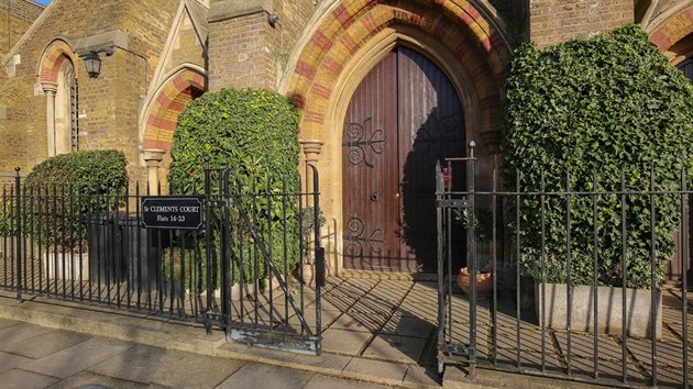 Do bývalého zrenovovaného kostela, se vstupuje mohutnými zdobenými dřevěnými dveřmi. 