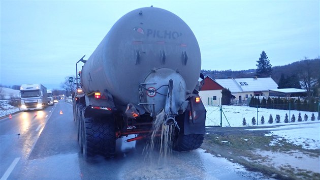 Po nehod vytekl na silnici a do pdy kapaln obsah nabouran cisterny, kter pvodn smoval do bioplynov stanice.