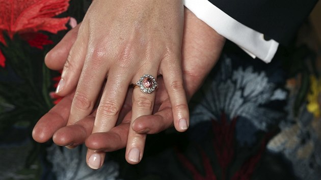 Zásnubní prsten princezny Eugenie zdobí vzácný padparadscha safír, který má růžovooranžovou barvu. Centrální kámen je lemovaný diamanty.