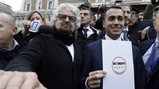 Zakladatel Hnutí pti hvzd Beppe Grillo a jeho nový éf Luigi Di Maio v ím...