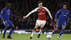 Elegantní Mesut Özil z Arsenalu mezi dvojicí N'Golo Kante (vlevo), Willian z...