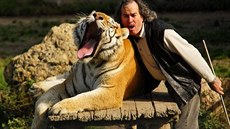 Remy Demantes chová u svého domu pt tygr a dva lvy.