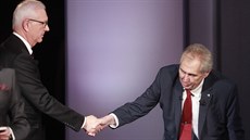 Prezidenttí kandidáti Jií Draho (vlevo) a Milo Zeman si podávají ruce na...