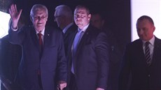 Milo� Zeman vchází na pódium Hudebního divadla Karlín k duelu s Ji�ím Draho�em...