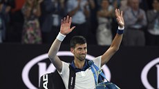 Srbský tenista Novak Djokovi zdraví diváky po vypadnutí v osmifinále na...