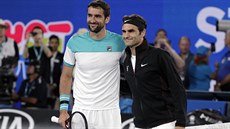 Roger Federer slaví zisk tetího setu ve finále Australian Open.