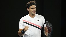 Roger Federer slaví zisk prvního setu ve finále Australian Open.