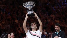 Roger Federer slaví s dvacátou grandslamovou trofejí na Australian Open. Vpravo...