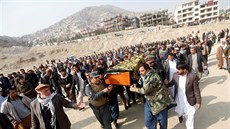 Afgán�tí mu�i se ú�astní poh�ebního ob�adu jedné z ob�tí sobotního bombového...