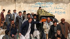 Afgántí mui se úastní pohebního obadu jedné z obtí sobotního bombového...