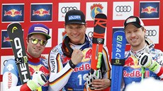 N�mec Thomas Dressen (uprost�ed) si na trati v Kitzbühelu dojel pro vít�zství,...